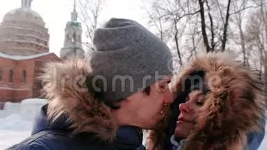 一对男女在视频连接上交谈，亲吻和行走在冬天的城市公园，在<strong>下雪</strong>的日子里，<strong>下雪</strong>了。